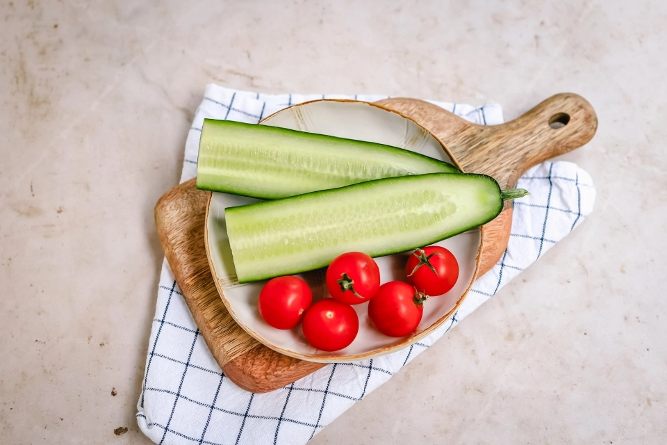 Komkommer met cherry tomaten