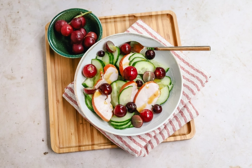 Komkommer met druiven & gerookte kip