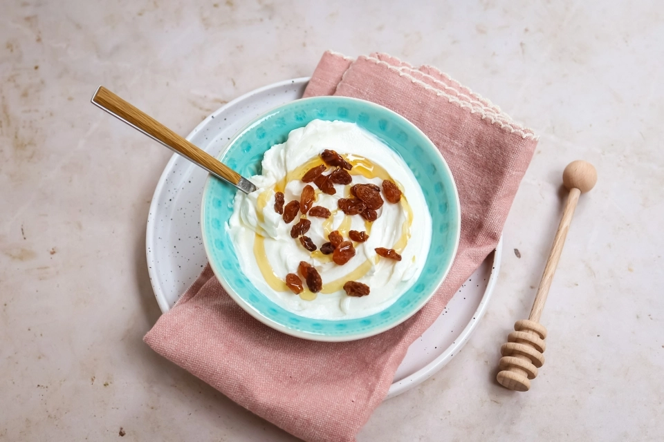 Kwark met honing & rozijnen