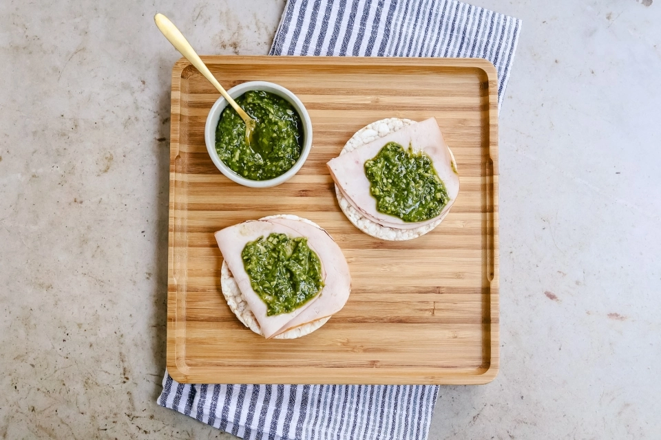 Maïswafels met kalkoenfilet & pesto