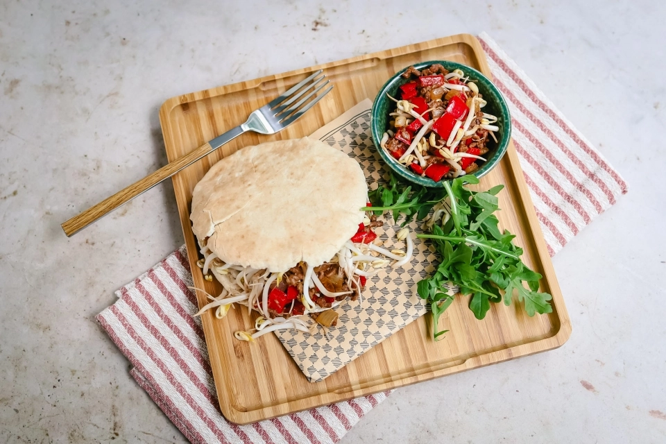 Pitabroodje met currygehakt, paprika & taugé