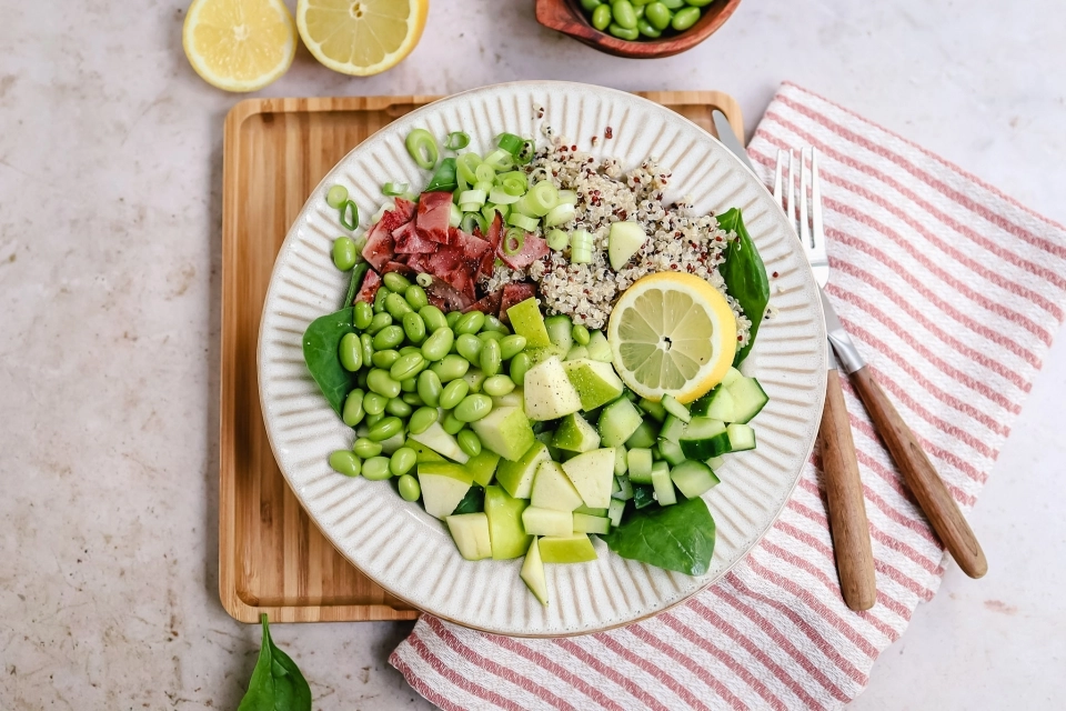 Quinoasalade met edamame, bacon & appel