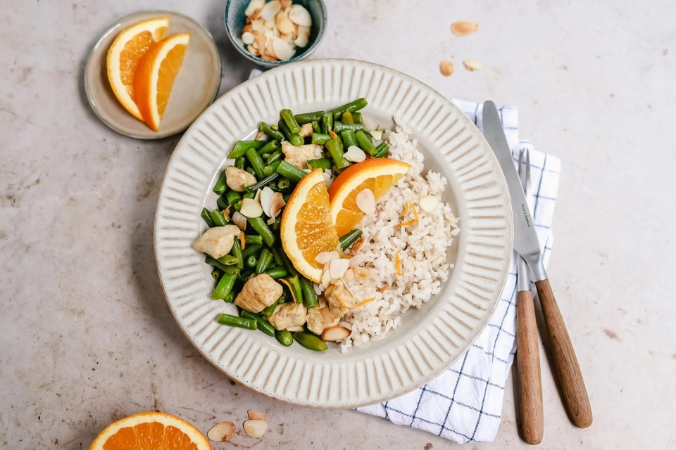 Rijst met sinaasappelkip & boontjes