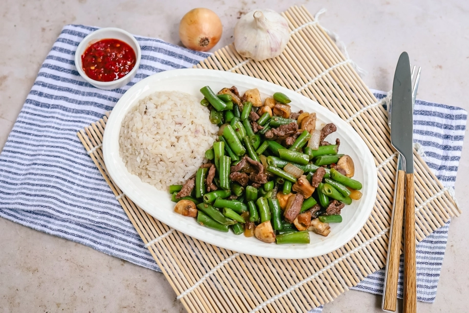 Roerbak van runderreepjes, sperziebonen & champignons
