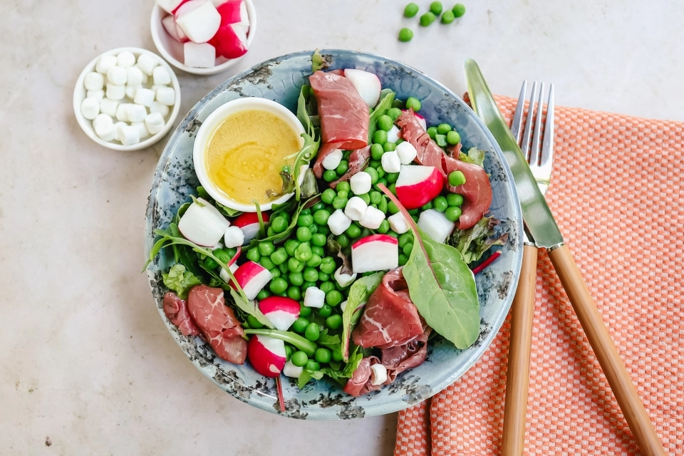 Salade met doperwten, rookvlees & geitenkaas bolletjes