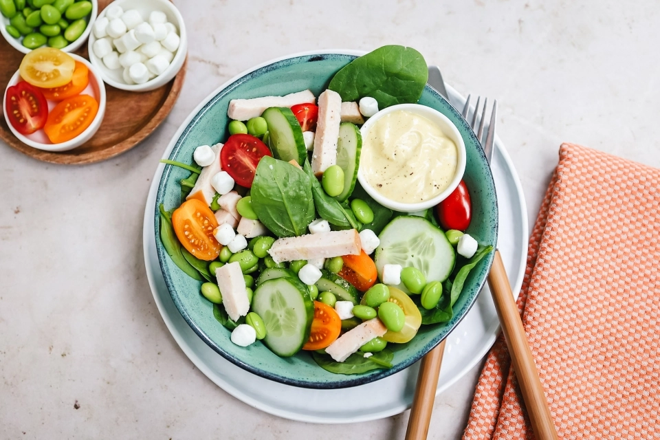Salade met edamame boontjes & gerookte kip