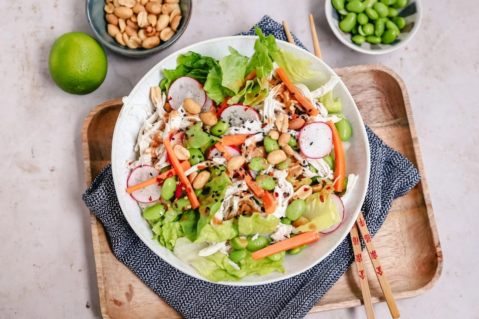 Salade met kip, edamame boontjes & pindadressing