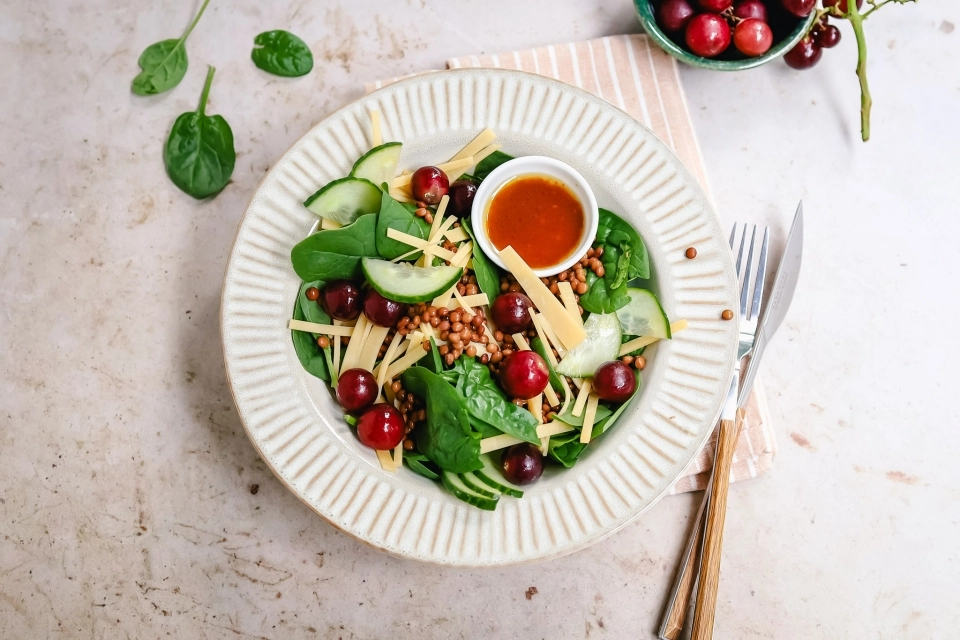 Salade met linzen, druiven & kaas