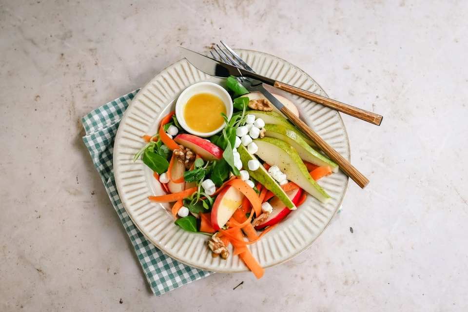 Salade met peer, appel & geitenkaas