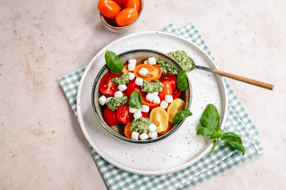 Tomaatjes met geitenkaas & pesto