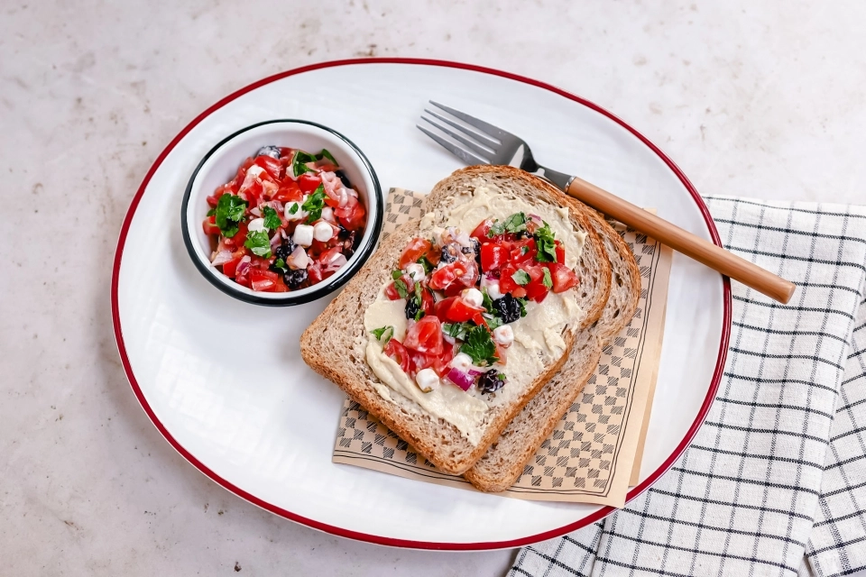Brood met hummus & zoete tomatensalade