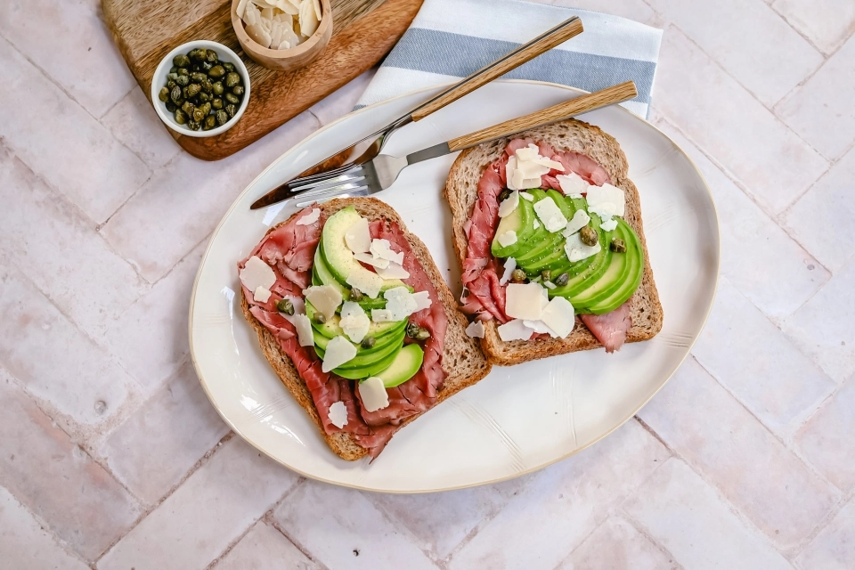 Brood met rosbief, avocado & geraspte kaas