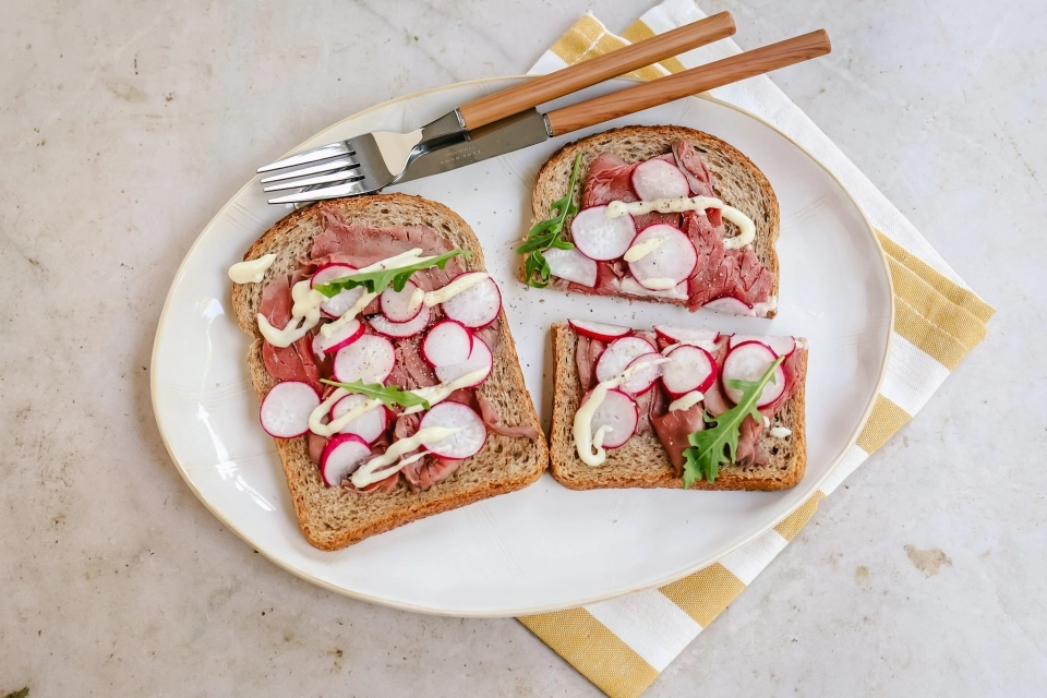 Brood met rosbief, radijs & mierikswortel-mayonaise