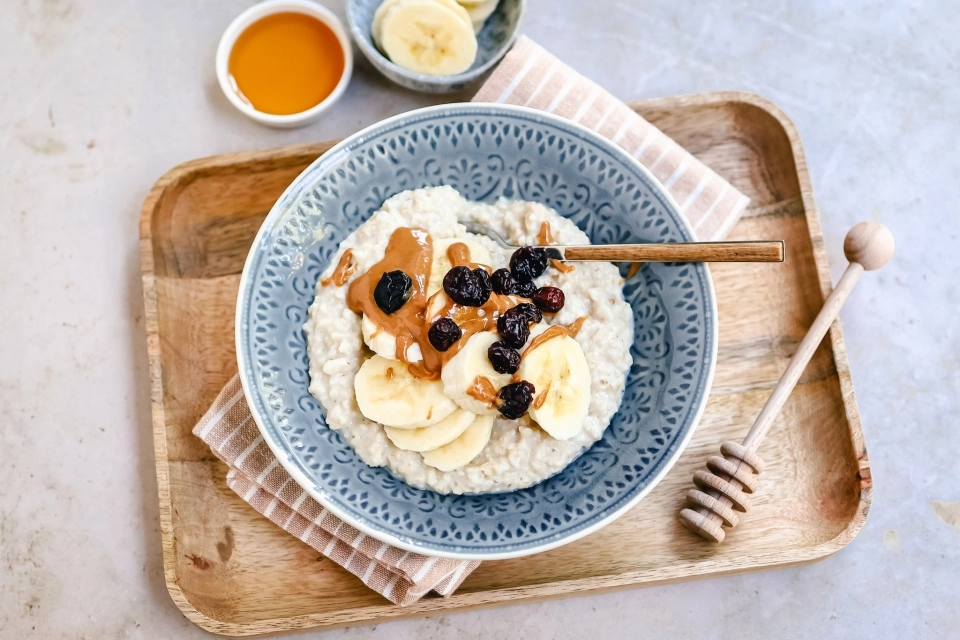 Havermout met banaan, rozijnen & pindakaas