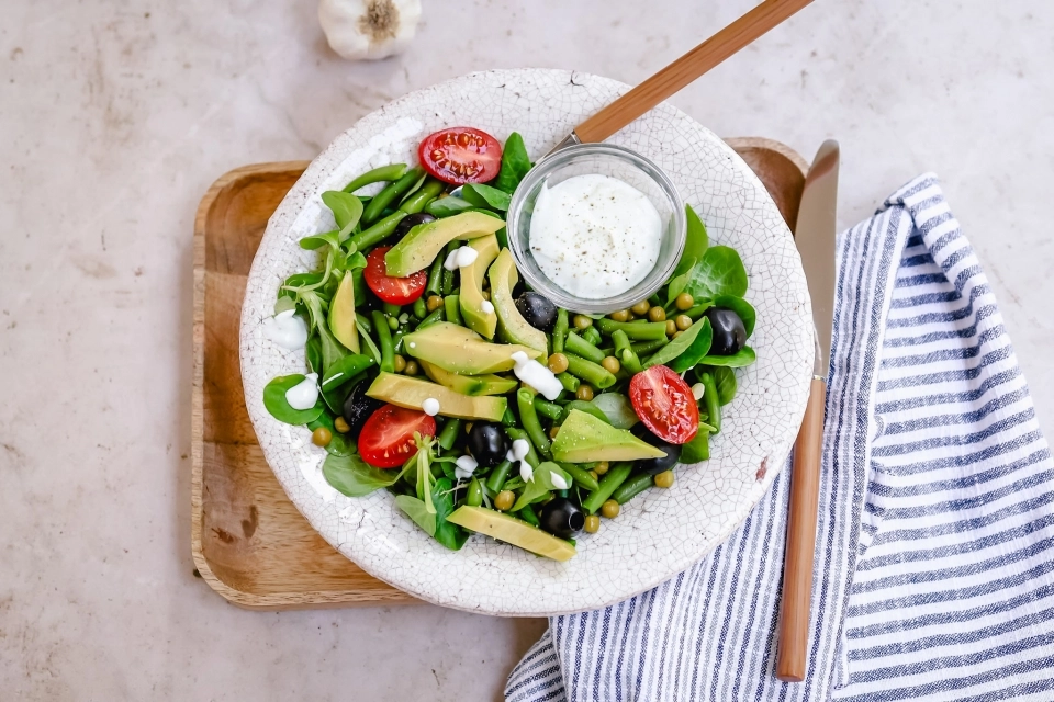 Maaltijdsalade met avocado, olijven & yoghurtdressing