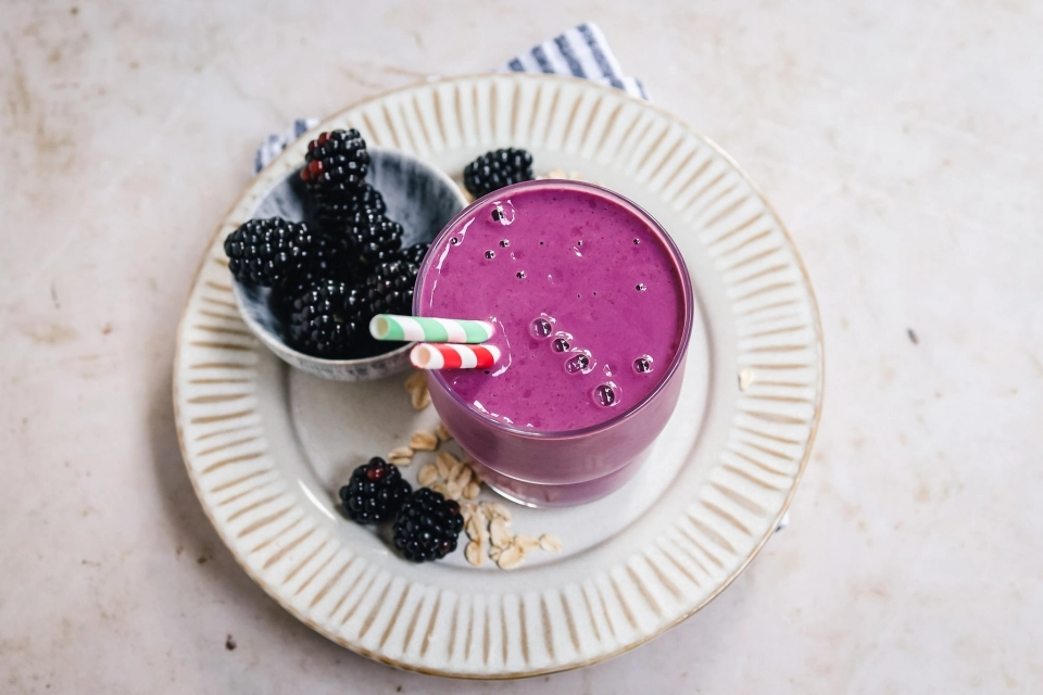 Ontbijt smoothie met bramen & havermout