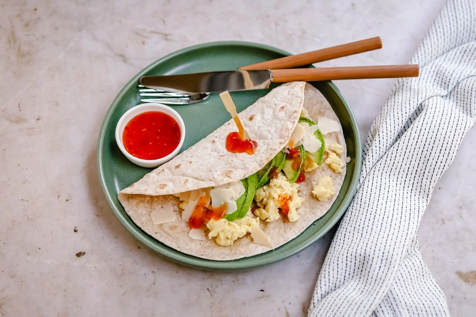 Ontbijtwrap met roerei & avocado