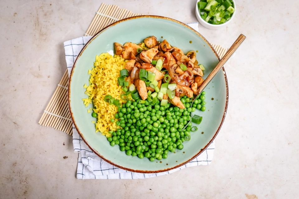 Rijst met tuinerwten, kip & champignons