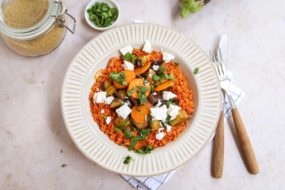 Tomaten couscous met aubergine, wortel & feta