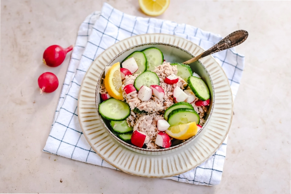 Tonijnsalade met radijsjes & komkommer