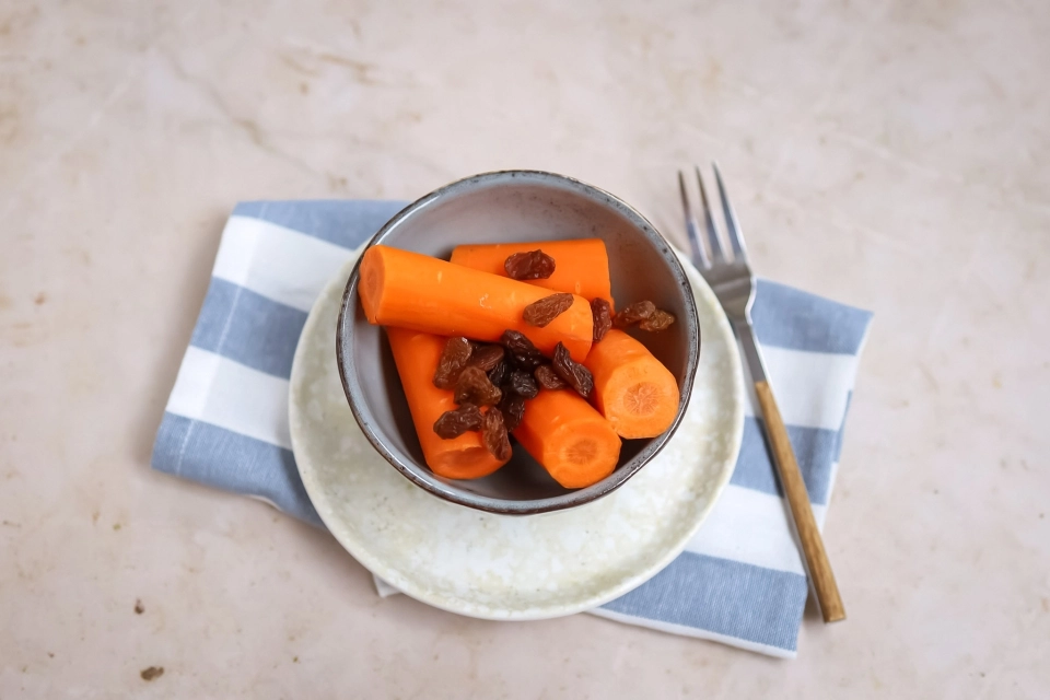 Worteltjes met handje rozijnen