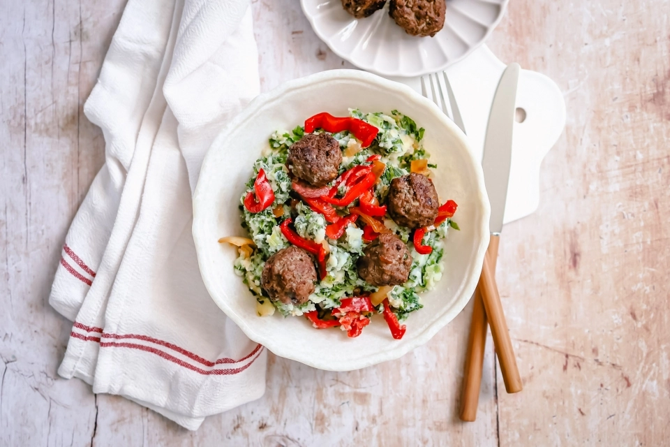 Boerenkoolstamppot met paprika & gehaktballetjes