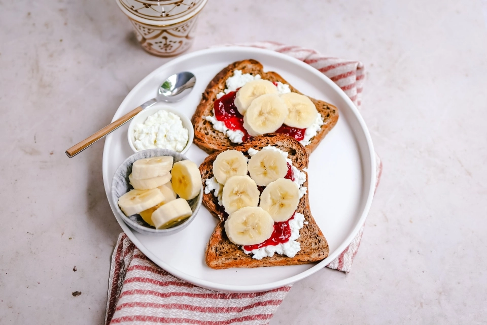 Brood met cottage cheese, jam & banaan