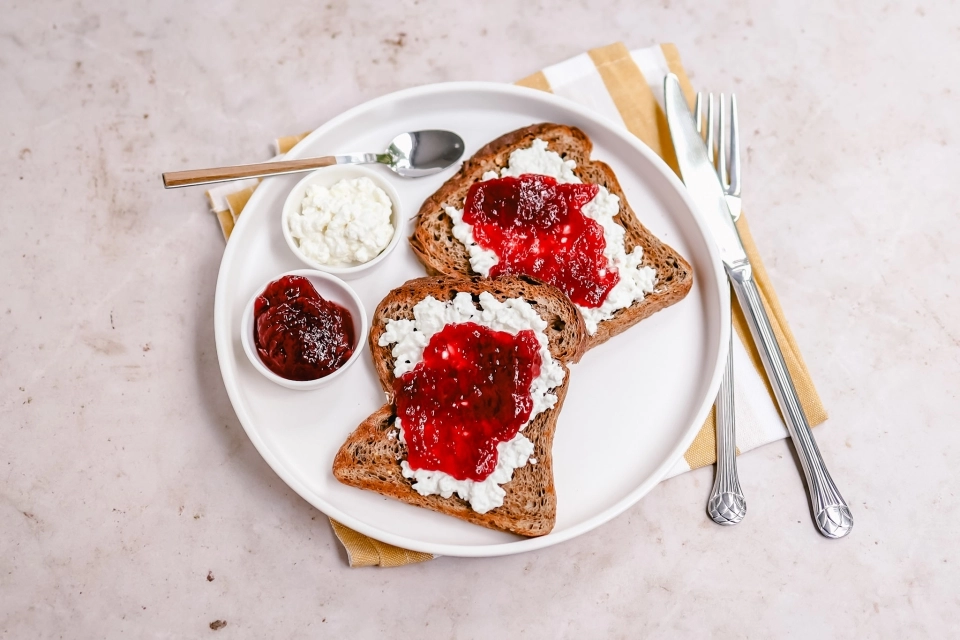Brood met cottage cheese & jam