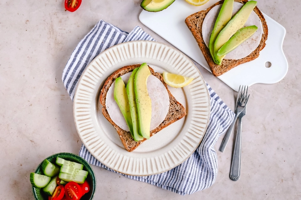 Brood met kalkoenfilet & avocado