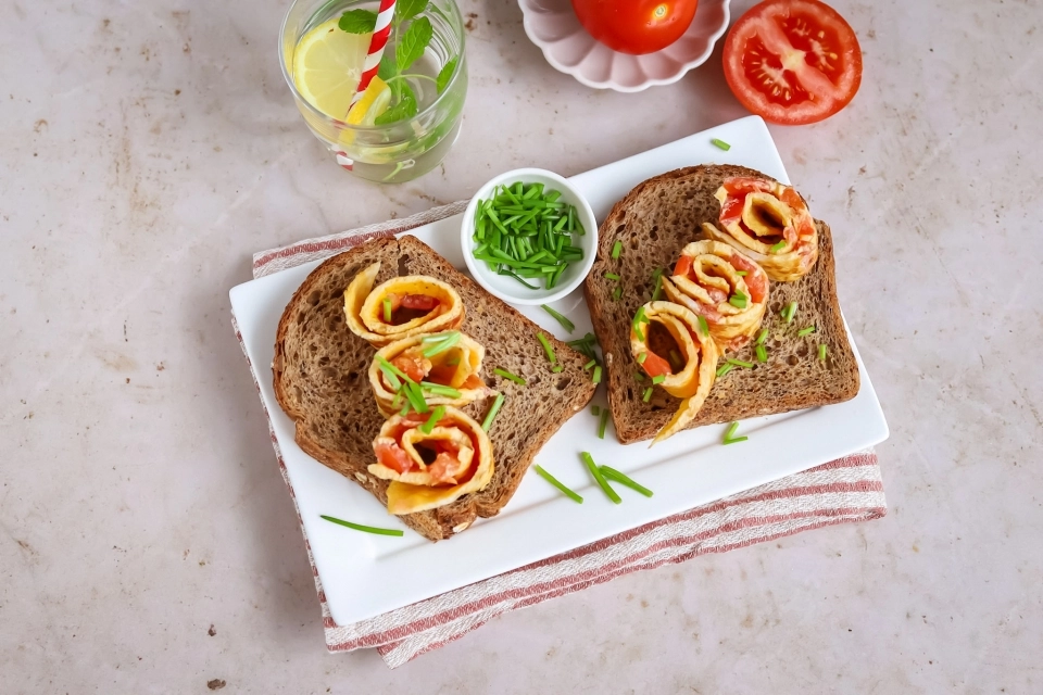 Brood met tomaat-kappertjes omelet
