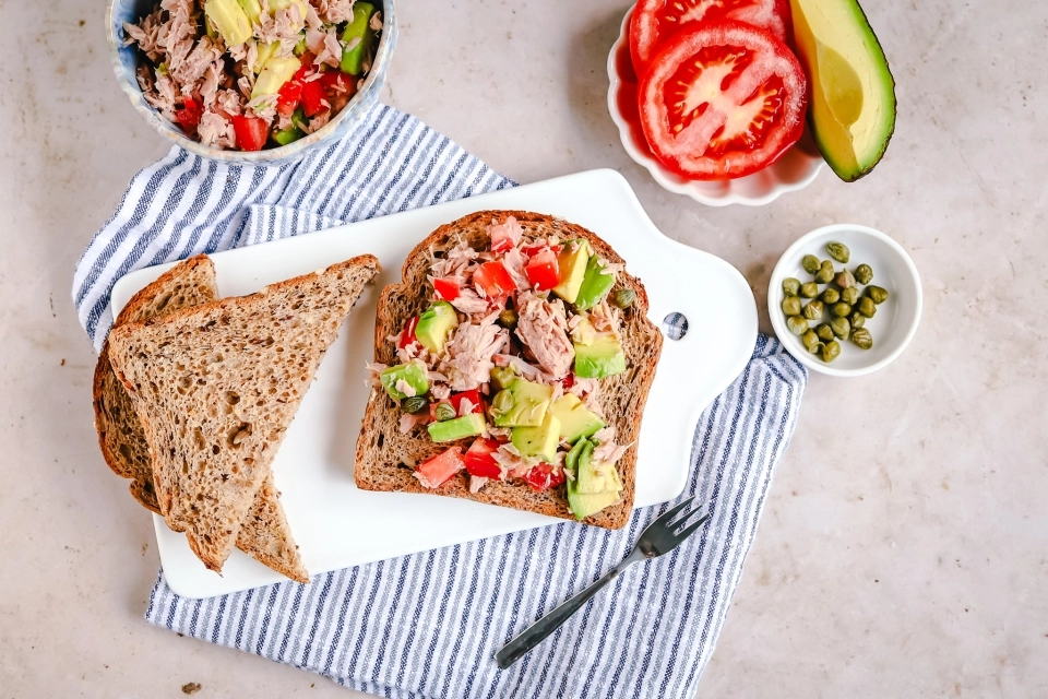 Brood met tonijn, avocado & tomaat