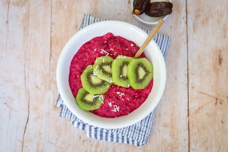 Havermout met rode biet & kiwi