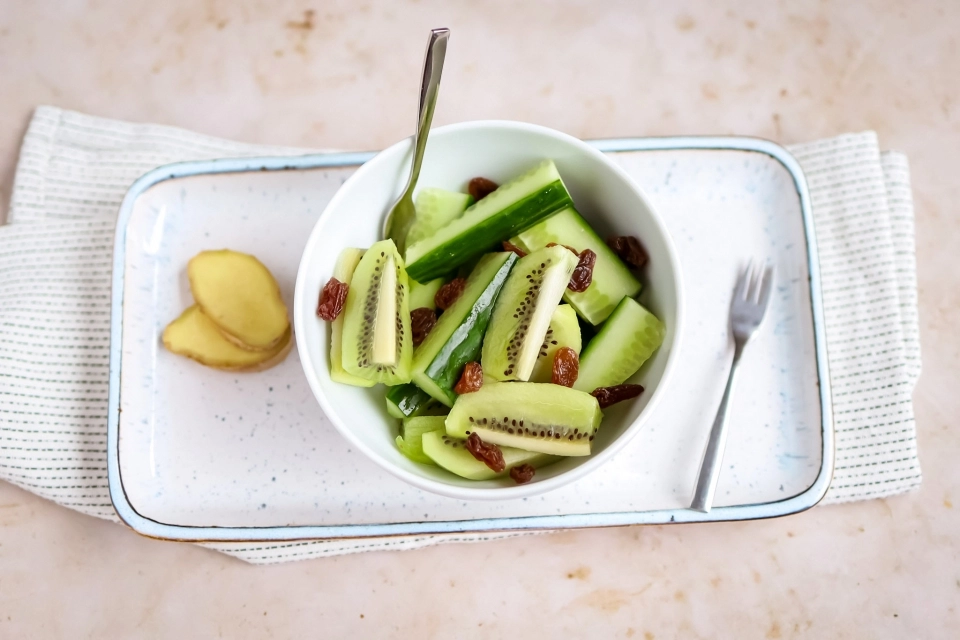 Kiwi met komkommer & rozijnen