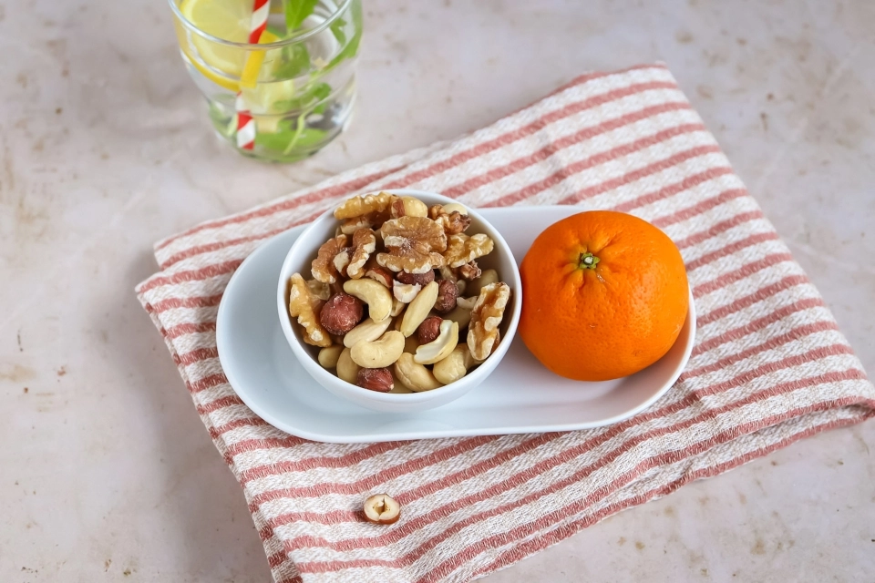 Mandarijn met handje noten