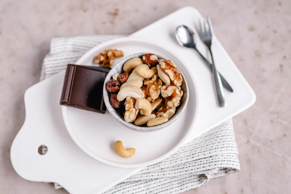 Handje noten met pure chocolade