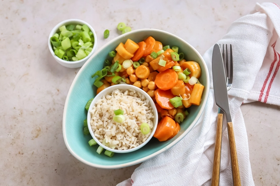 Rijst met curry van kikkererwten, pastinaak & wortel
