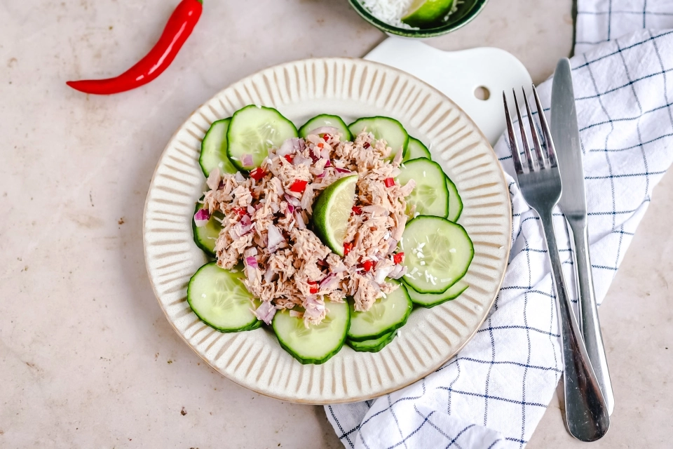 Tonijnsalade met rode peper, limoen & kokos