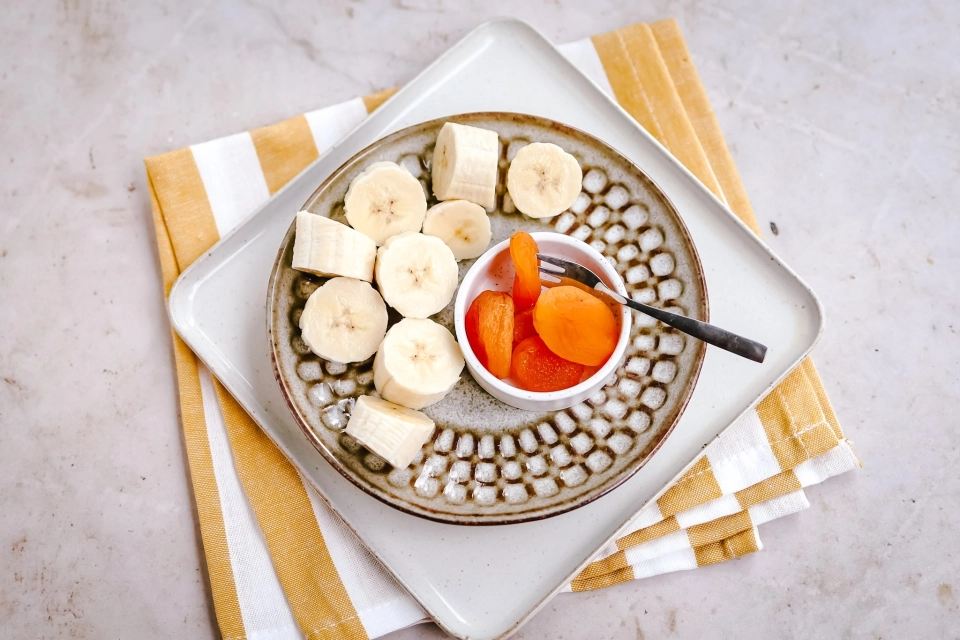 Banaan met handje abrikozen