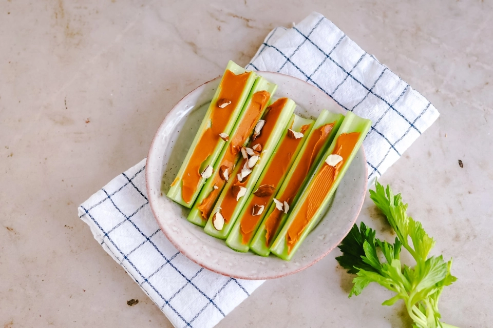 Bleekselderij met pindakaas