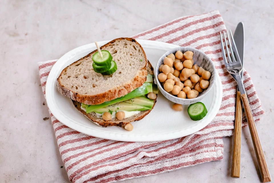 Brood met smeerkaas, avocado & kikkererwten