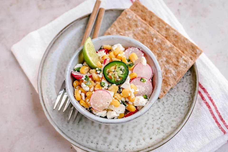 Crackers met feta, maïs & radijs