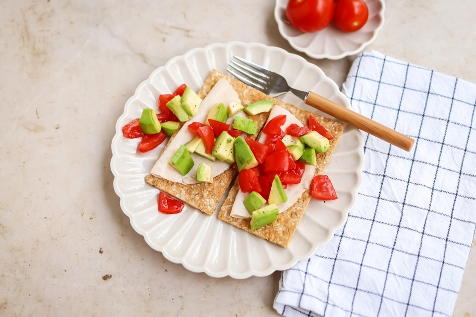 Crackers met kalkoenfilet, avocado & tomaat