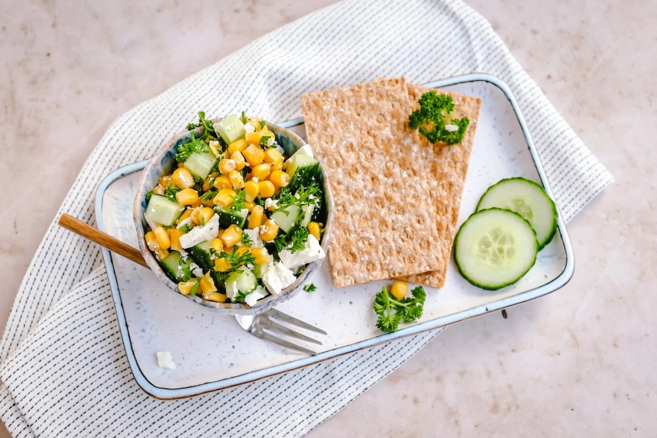 Crackers met maïs-komkommersalade