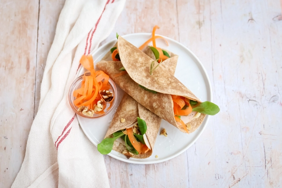 Wrap met smeerkaas, kalkoenfilet & wortel