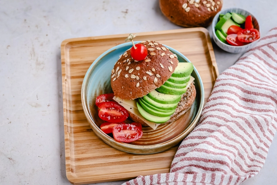 Broodje met kaas & avocado