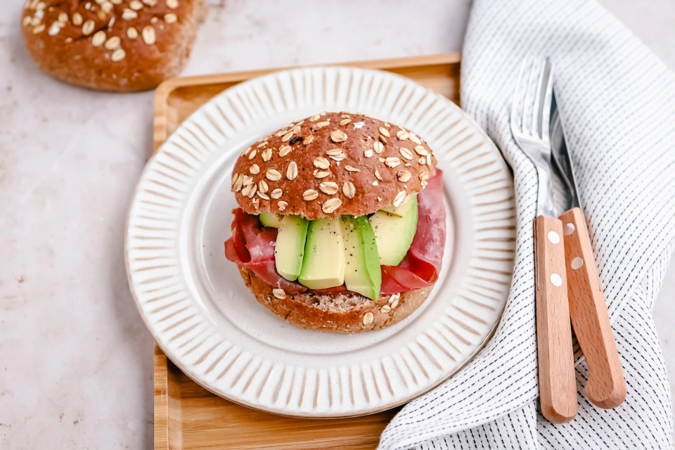 Broodje met rookvlees & avocado