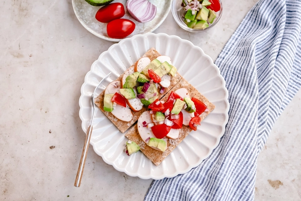 Crackers met gerookte kip & avocado salsa