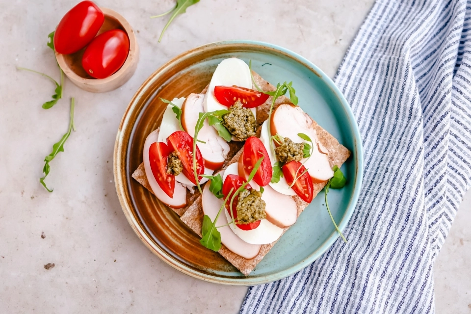Crackers met gerookte kip, mozzarella & pesto