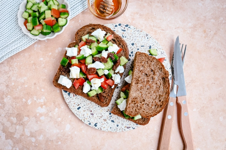 Brood met geitenkaas salade