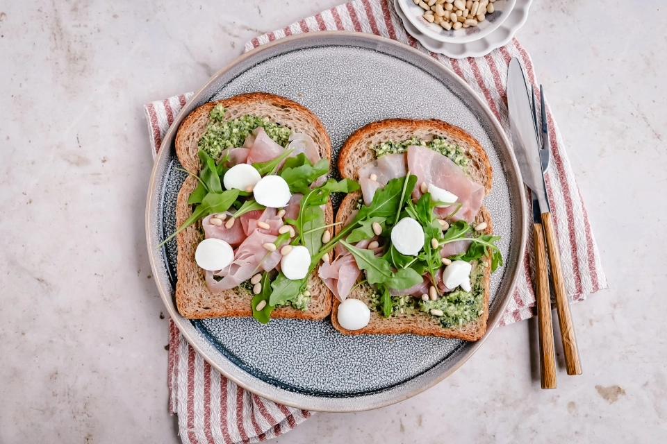 Brood met pesto, rauwe ham & mozzarella